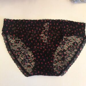 NWT Victoria’s secrets new red hearts/black bikini panties Sz M